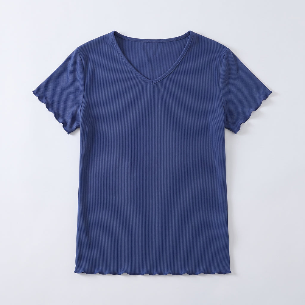 T-shirt côtelé col V bleu marine posé à plat sur fond clair