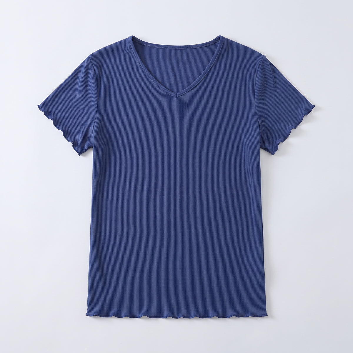 T-shirt côtelé col V bleu marine posé à plat sur fond clair