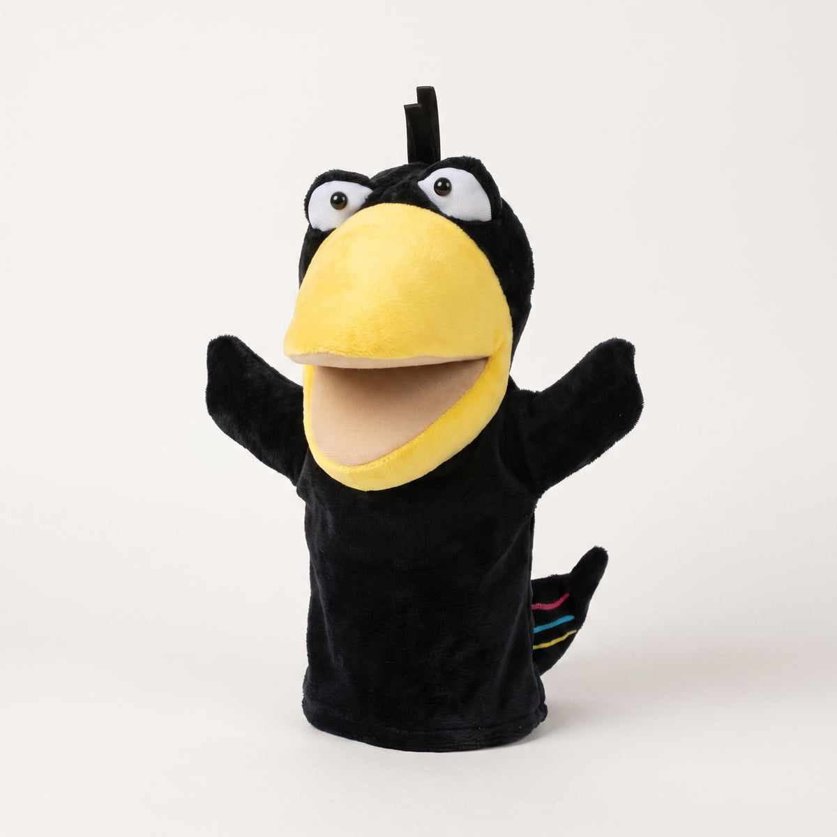 Packshot de la marionnette à main corbeau sur fond blanc cassé