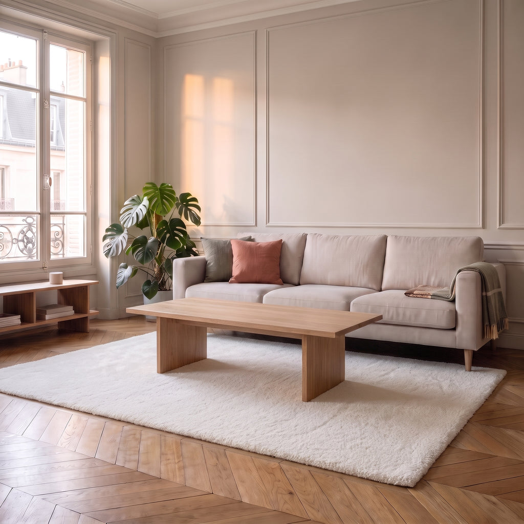 Le tapis en molleton blanc déplié seul et à plat, vu en entier de trois quarts