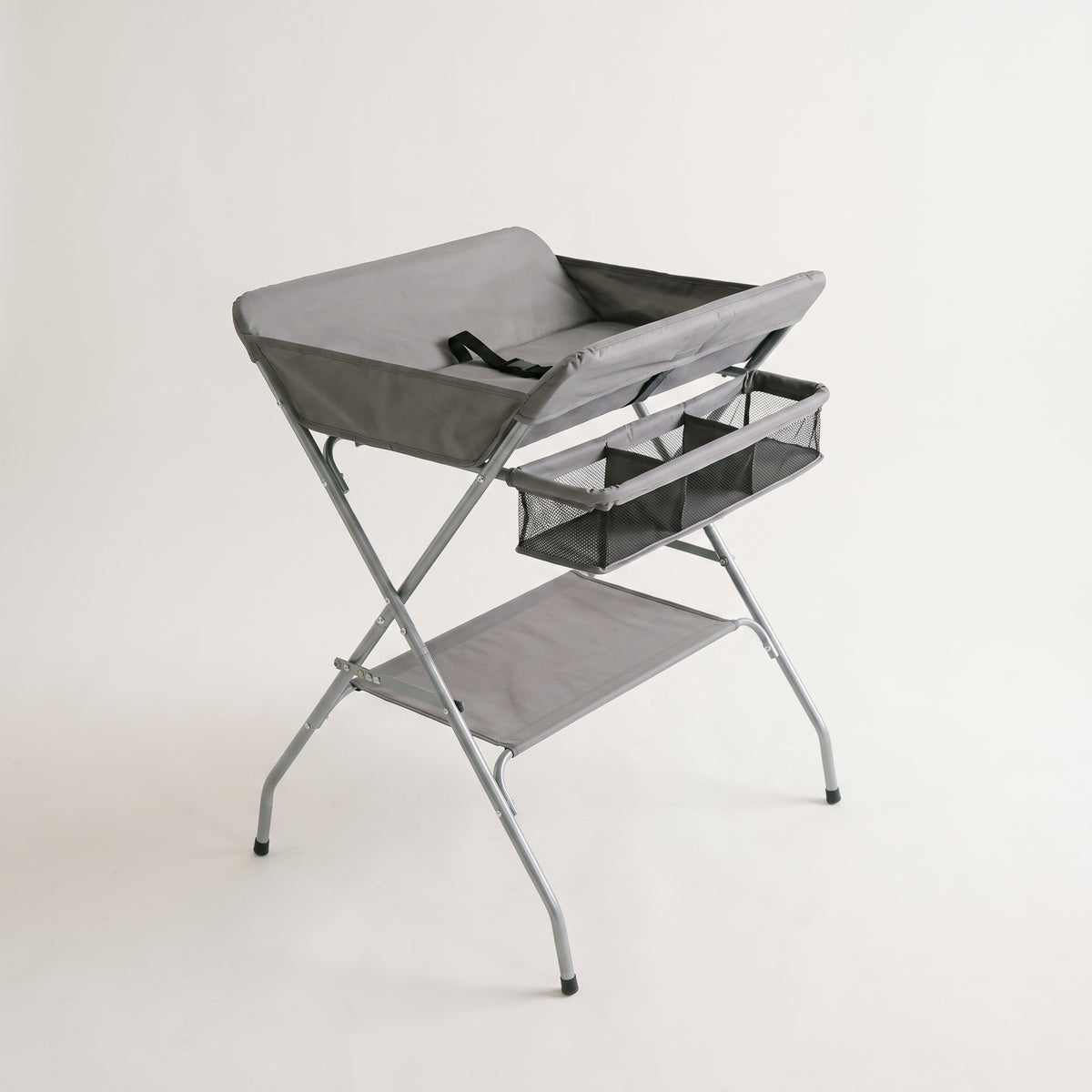 Table à langer grise pliable vue d'ensemble sur fond blanc cassé