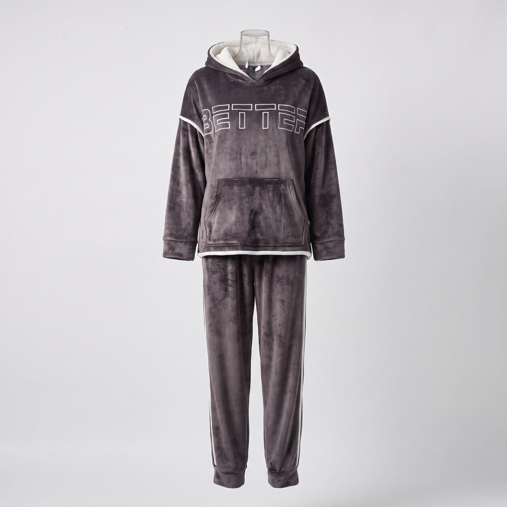 Ensemble pyjama polaire gris anthracite présenté seul, haut à capuche doublée et pantalon à bande blanche