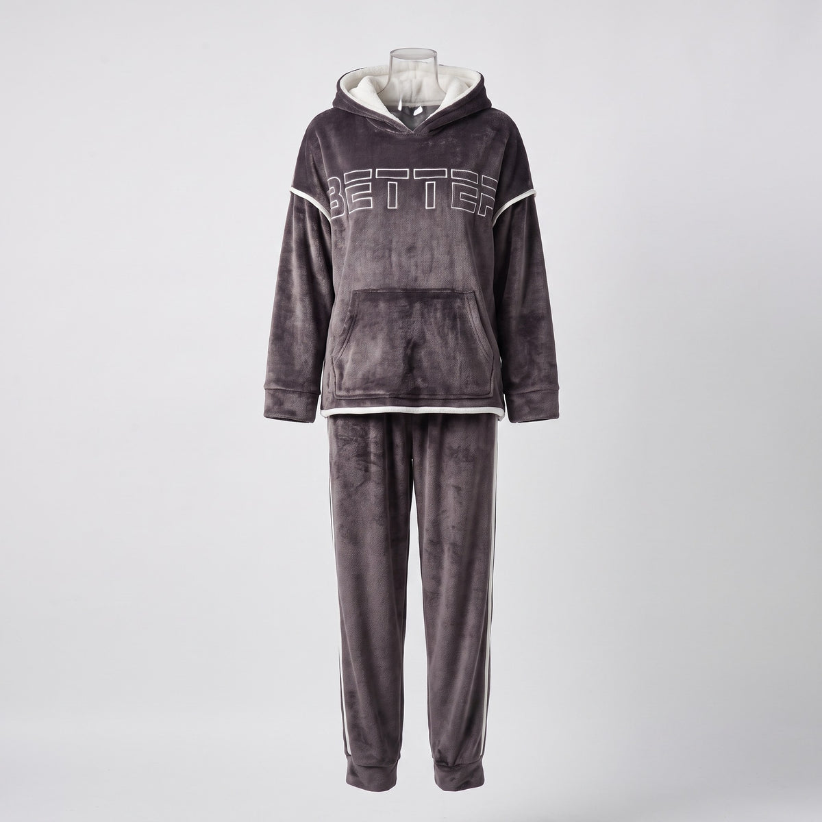 Ensemble pyjama polaire gris anthracite présenté seul, haut à capuche doublée et pantalon à bande blanche