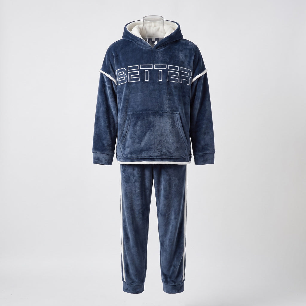 Ensemble pyjama polaire bleu marine présenté seul, haut à capuche doublée et pantalon à bande blanche