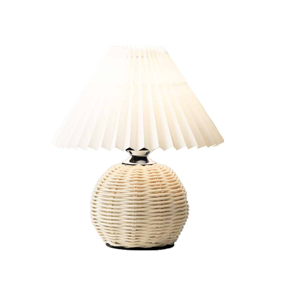 Lampe de chevet en rotin et abat-jour plissé sur fond blanc