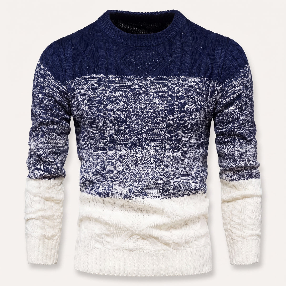 Pull homme en maille torsadée bleu marine vu de face, sur fond uni
