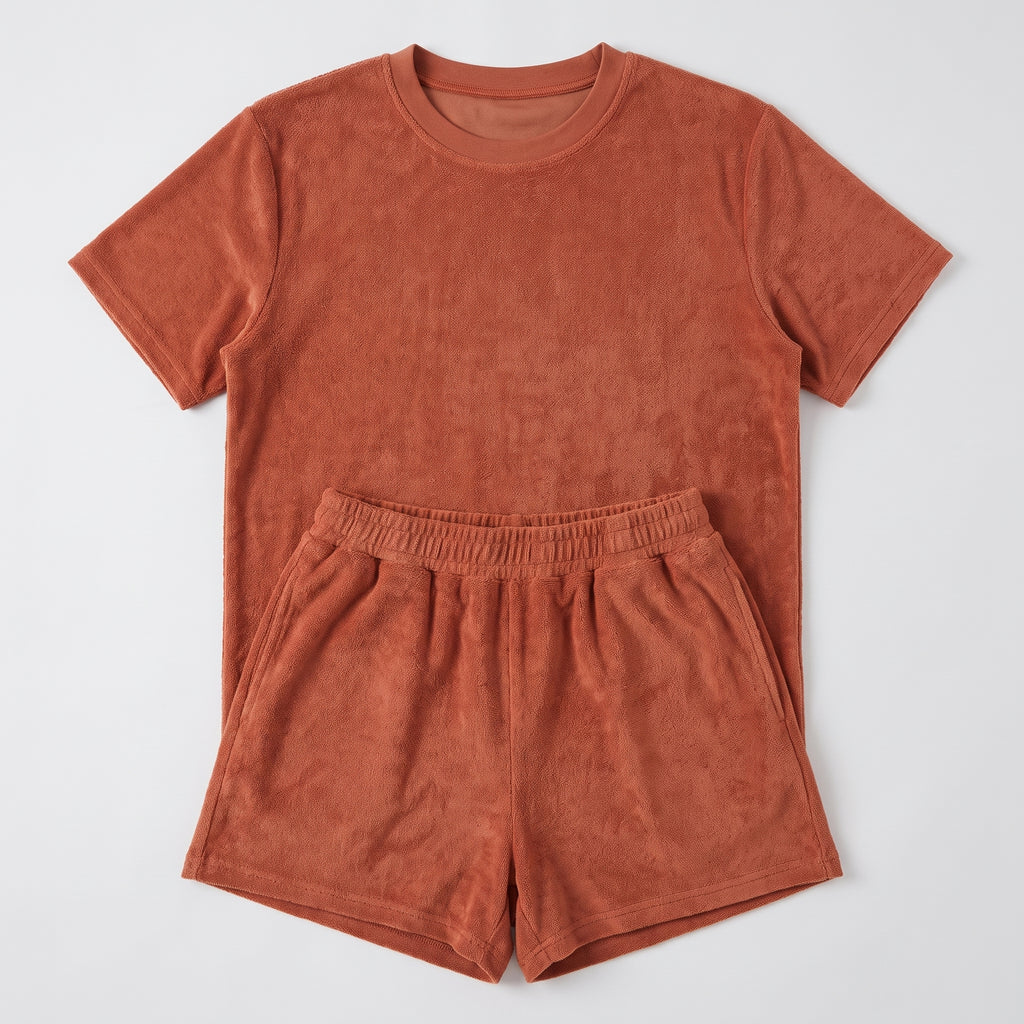 Ensemble d'été en éponge terracotta, t-shirt et short étalés à plat