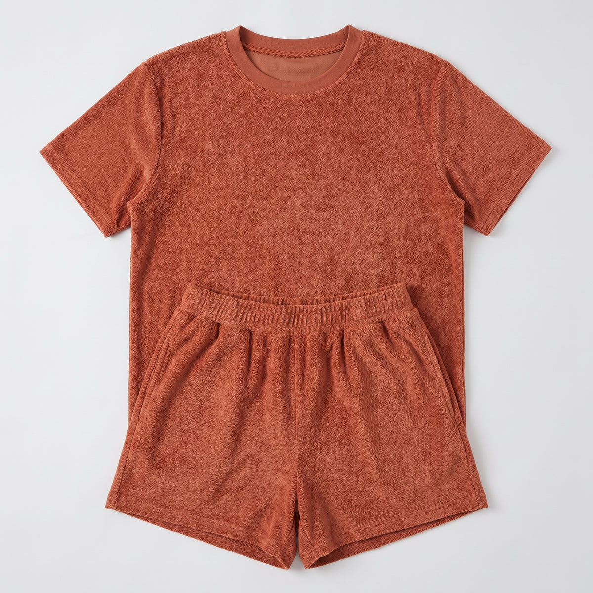 Ensemble d'été en éponge terracotta, t-shirt et short étalés à plat