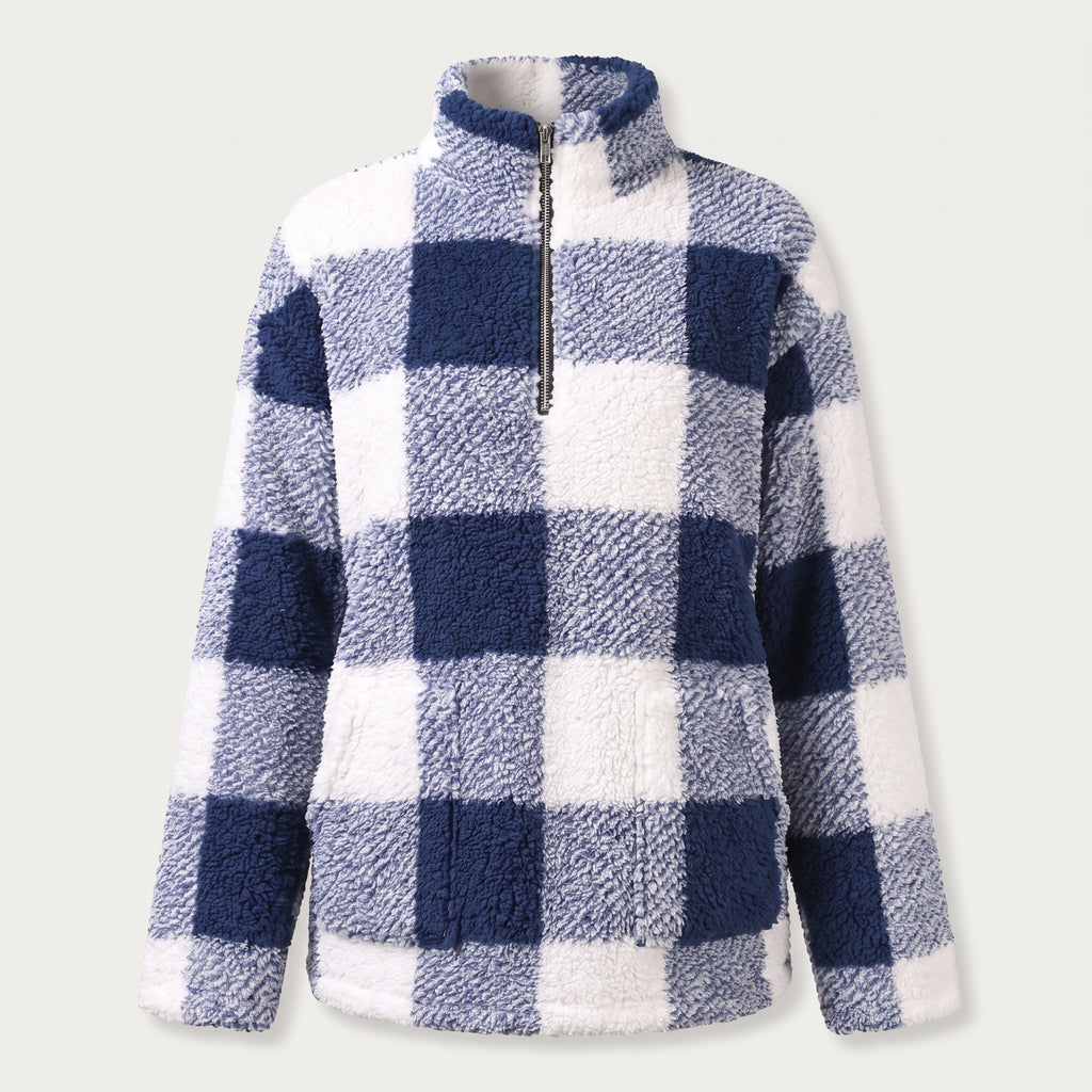 Pull sherpa à carreaux bleu marine vu de face, sur fond uni