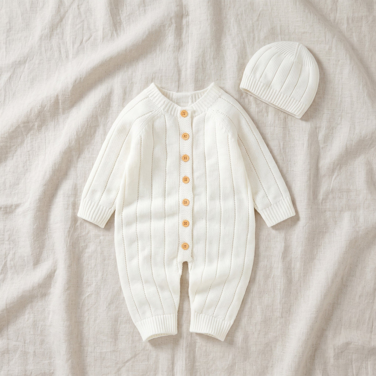 Barboteuse en tricot côtelé pour bébé avec bonnet assorti, à plat, coloris blanc
