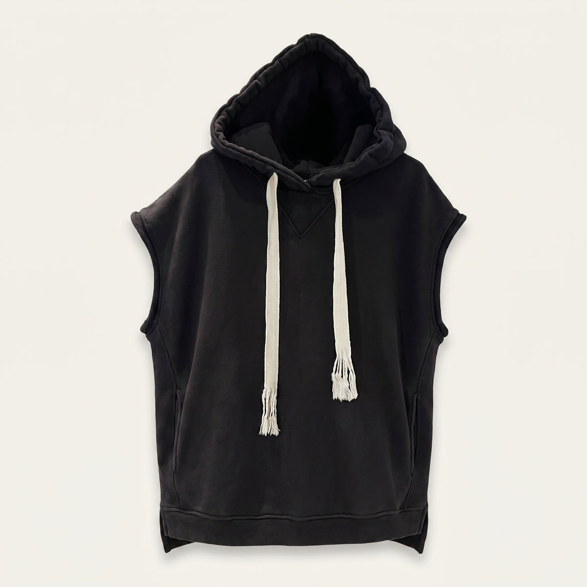 Sweat à capuche sans manches noir vu de face, sur fond uni