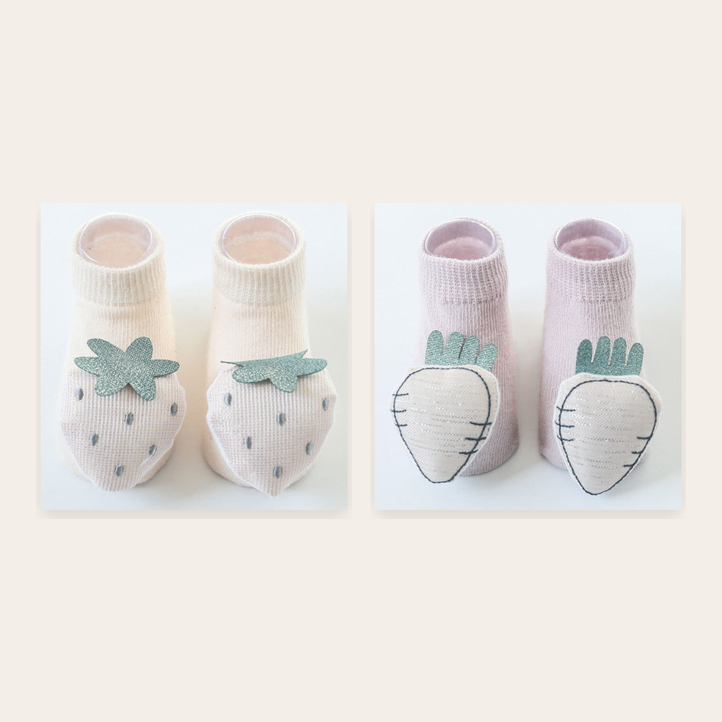 Chaussettes bébé à motifs fraise et radis sur fond neutre