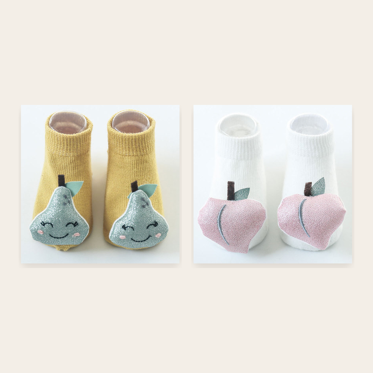 Chaussettes bébé à motifs poire et pêche sur fond neutre