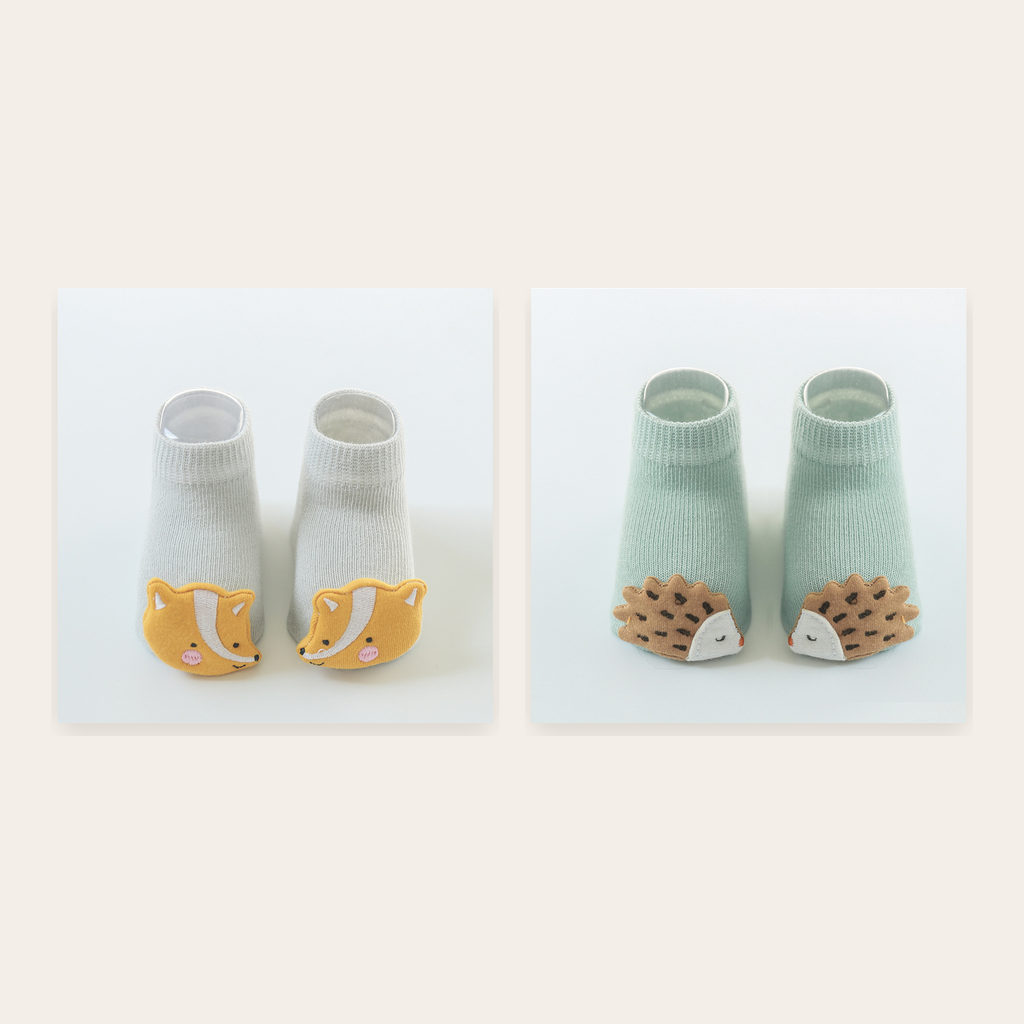 Chaussettes bébé à motifs renard et hérisson sur fond neutre