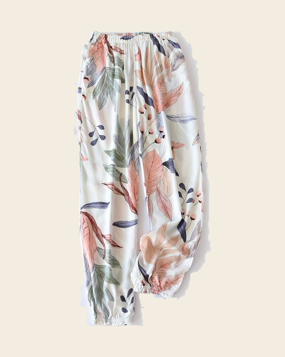 Pantalon cocooning femme ivoire à feuillage corail, sur fond beige Image