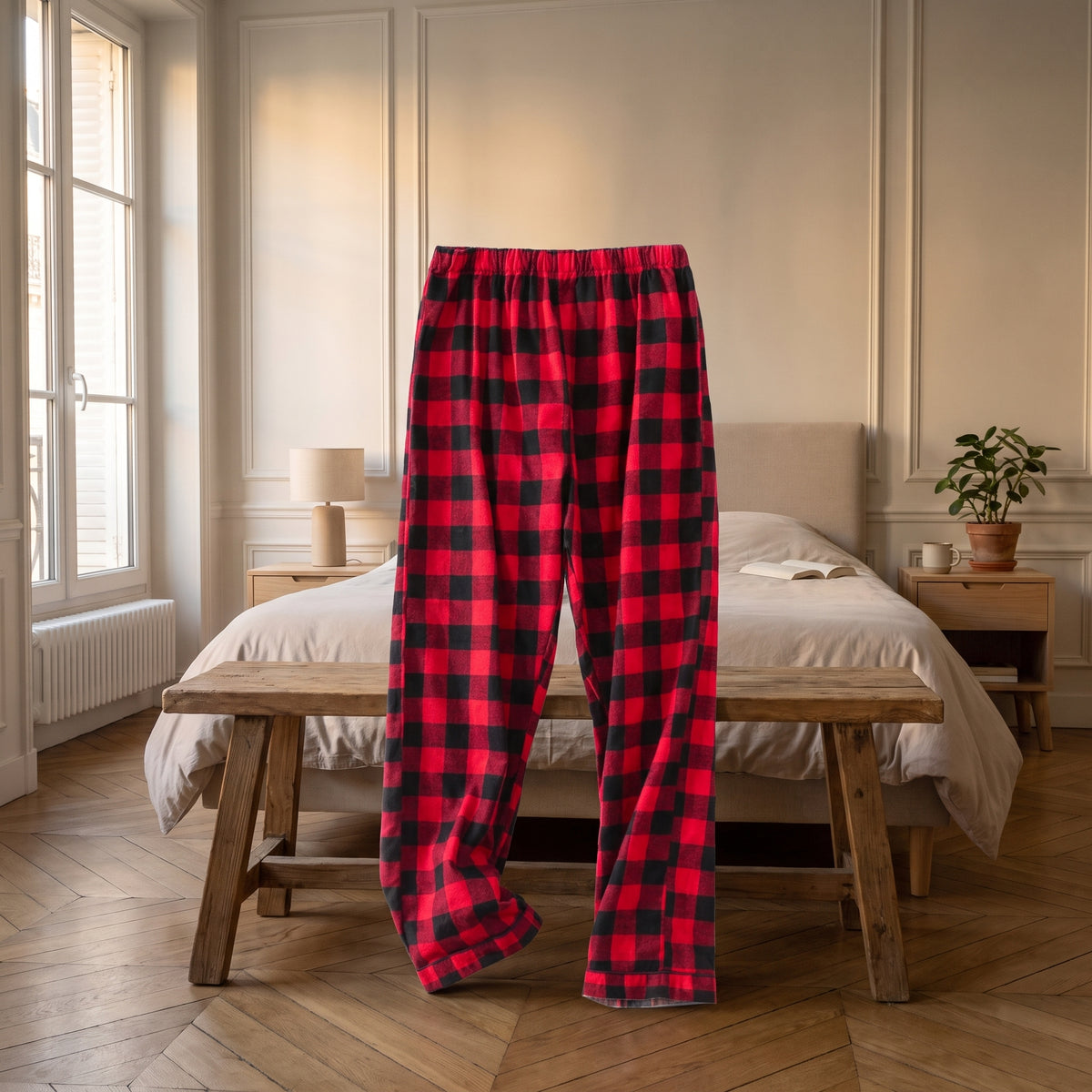 Pantalon de pyjama femme à carreaux rouges et noirs posé dans une chambre