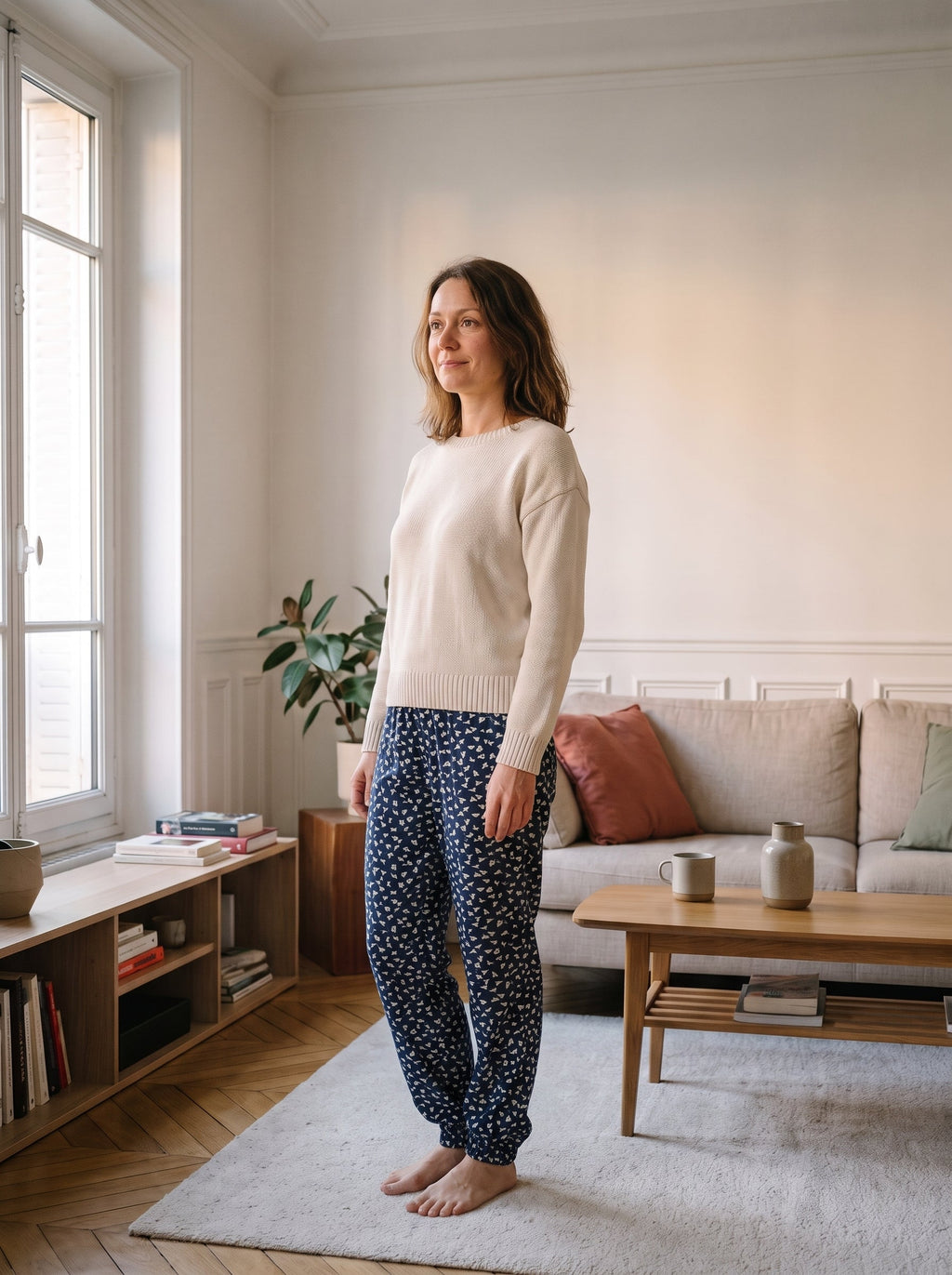 Pantalon cocooning femme bleu nuit porté dans un salon