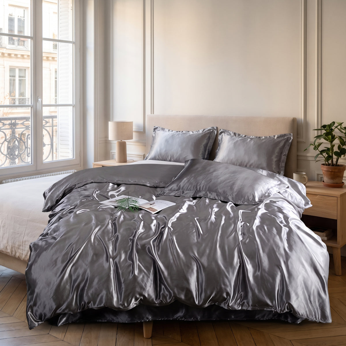 Parure de lit satinée gris argent avec drap plat dans une chambre calme