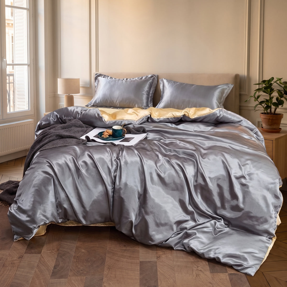 Parure de lit satinée gris avec drap plat dans une chambre calme
