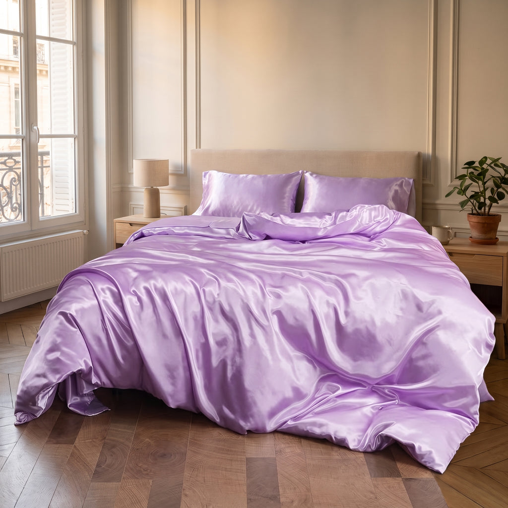 Parure de lit satinée lilas clair avec drap plat dans une chambre calme