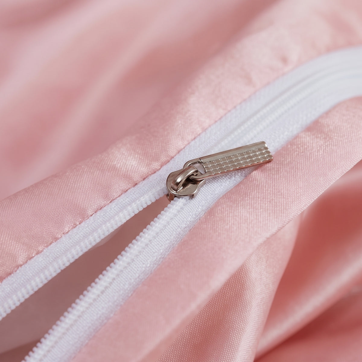 Détail de la fermeture à glissière de la housse de couette satinée
