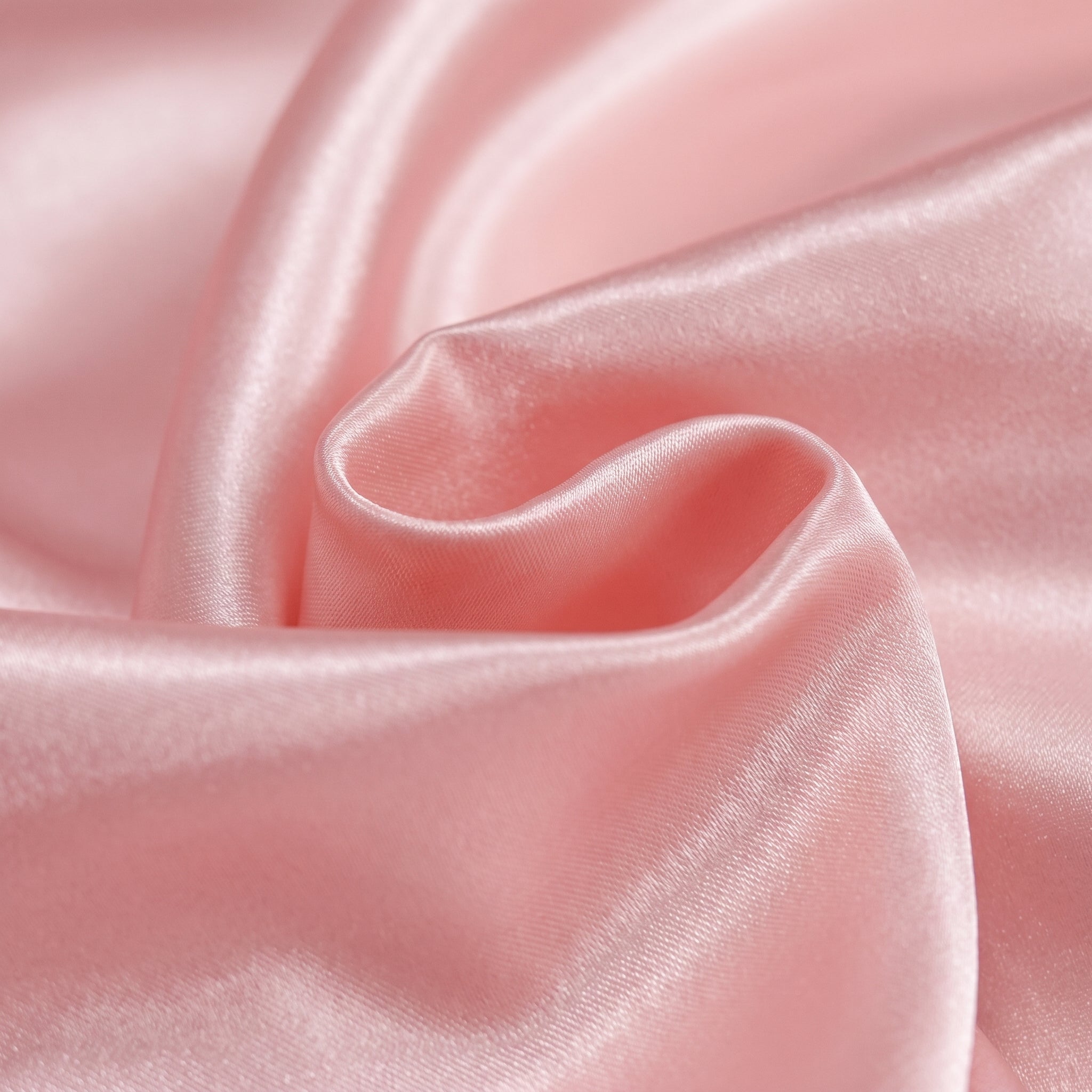 Détail des plis et du reflet de la parure de lit satinée rose poudré Image