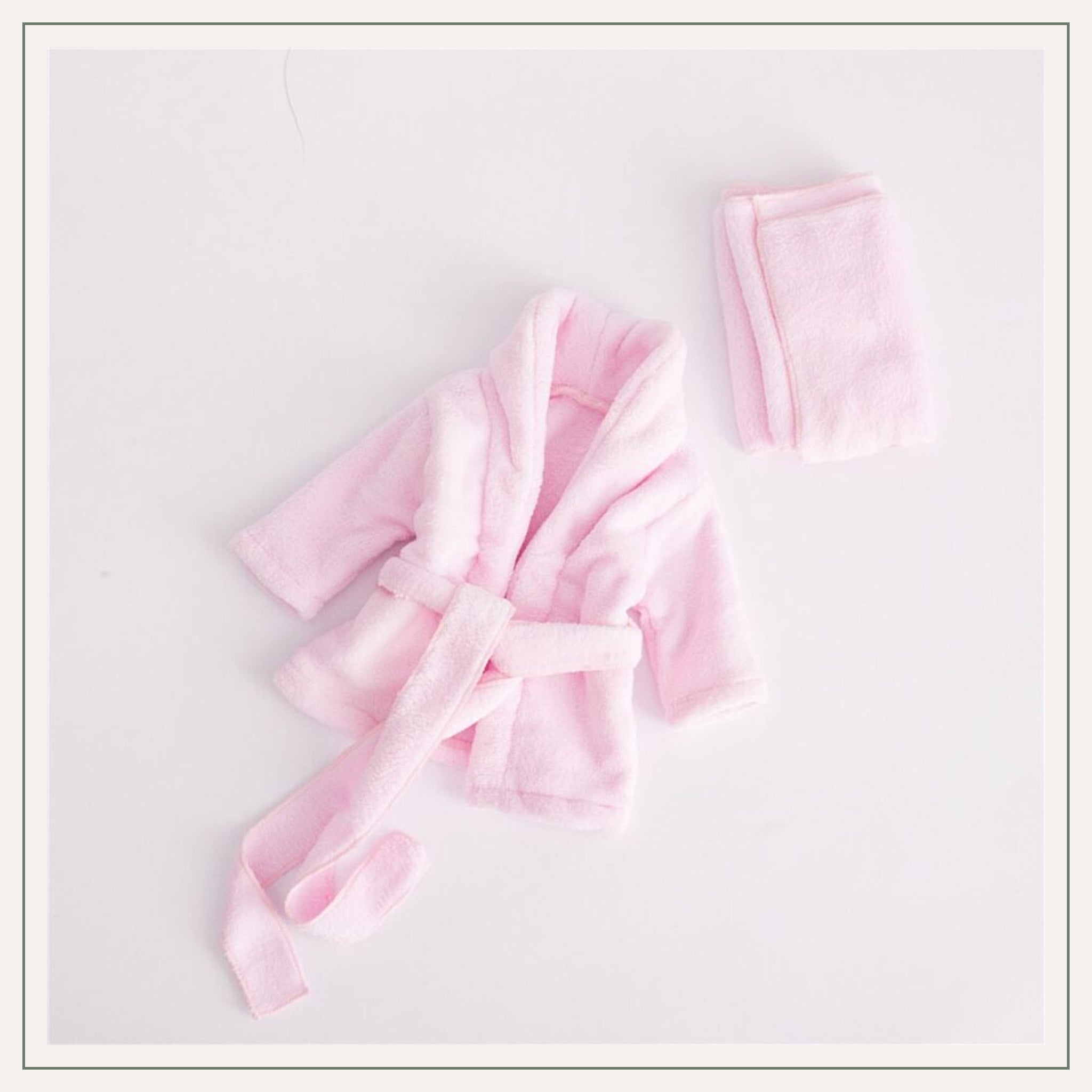 Peignoir de bain bébé rose et sa petite serviette rectangulaire assortie Image