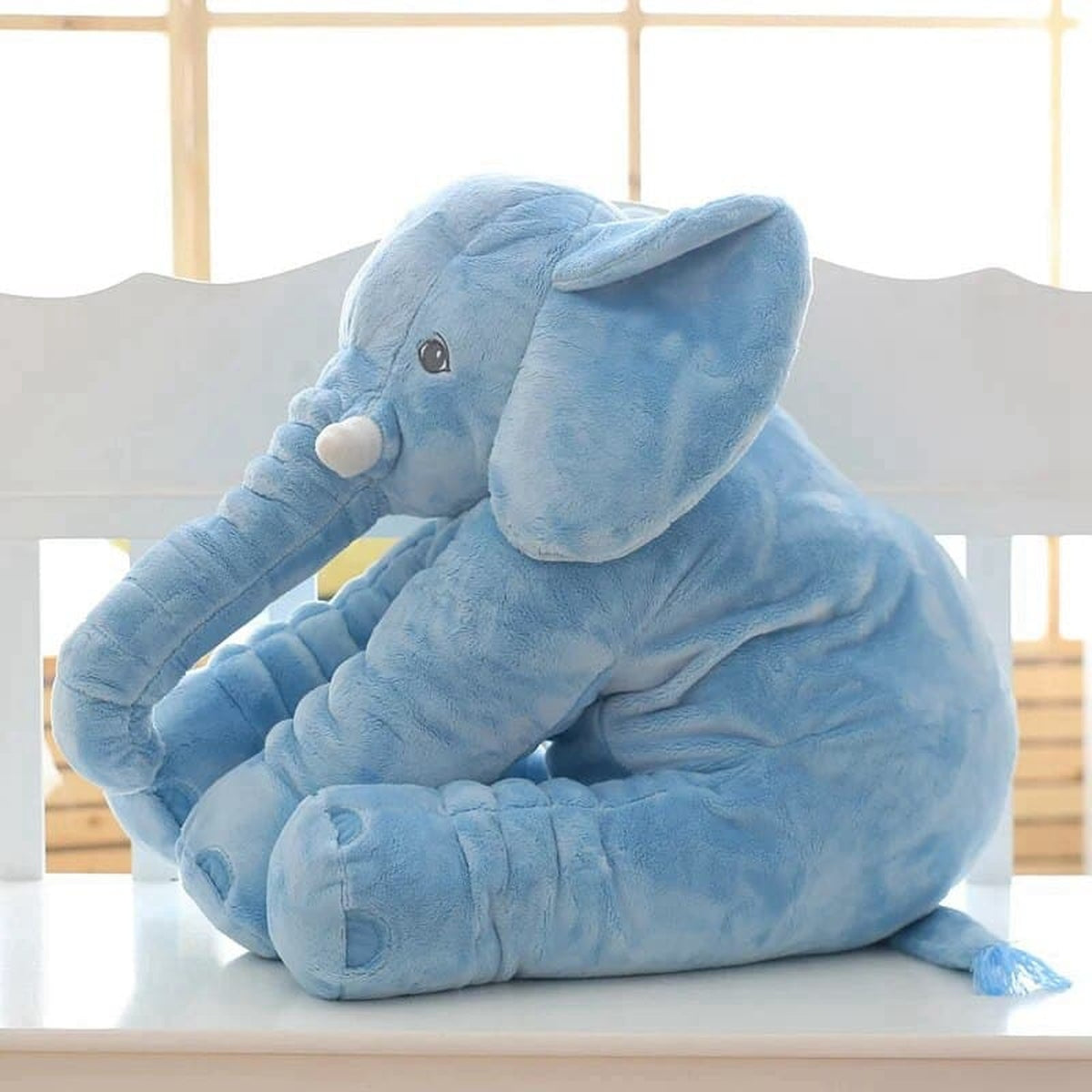 Peluche éléphant bleue assise vue de trois quarts