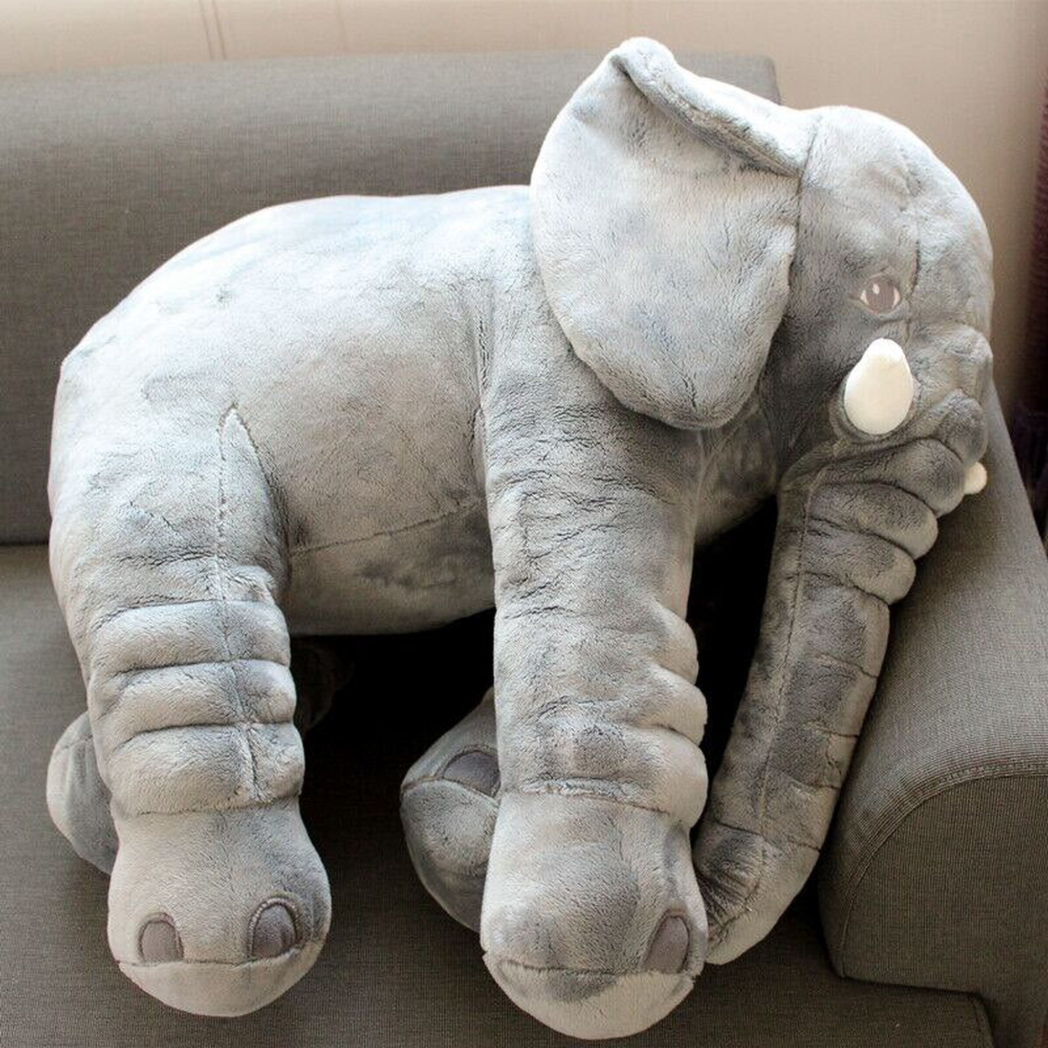Gros plan sur l’oreille, l’œil et la trompe de la peluche éléphant grise Image
