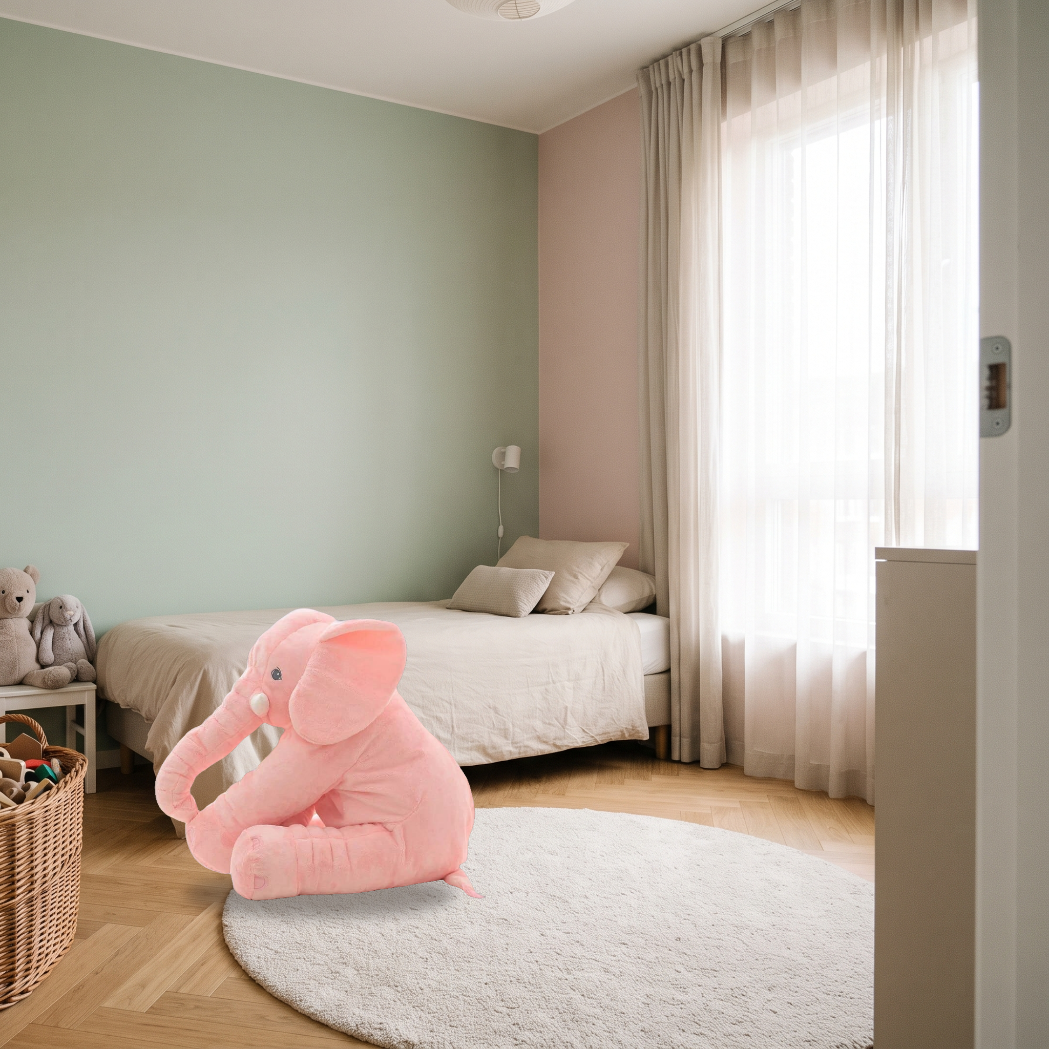 Peluche éléphant rose installée près du tapis dans une chambre d’enfant lumineuse Image