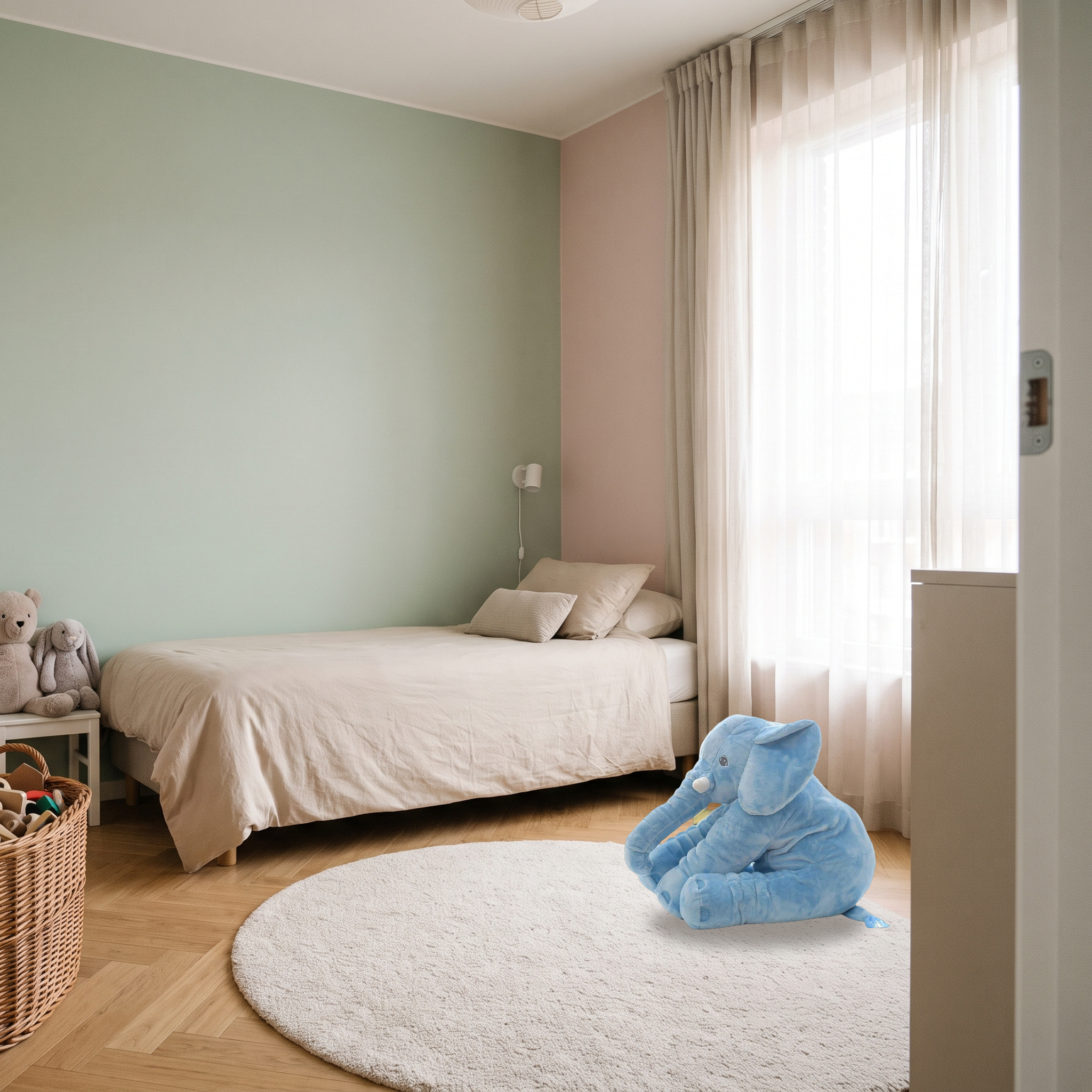 Peluche éléphant bleue de 40 cm assise près d’un lit d’enfant pour montrer son échelle Image