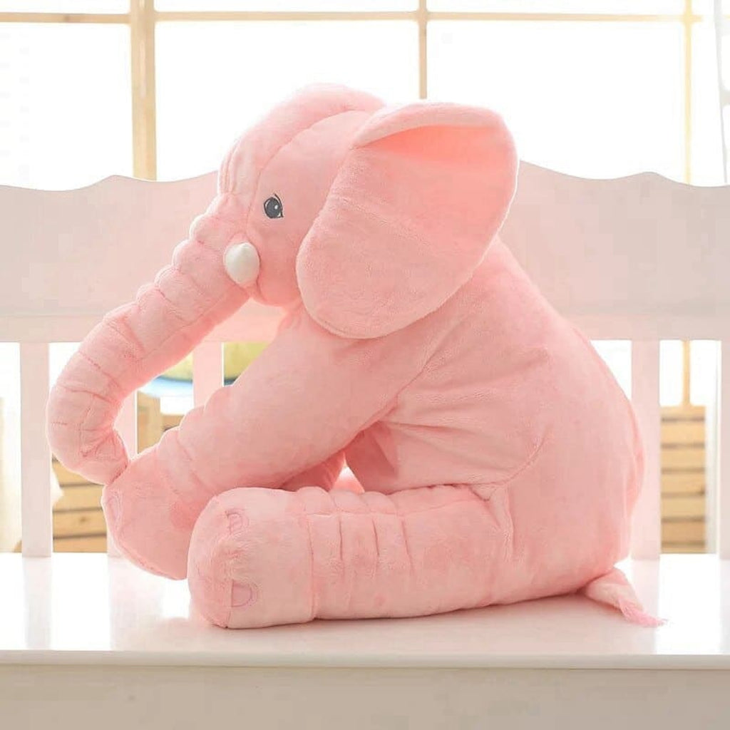 Peluche éléphant rose assise vue de trois quarts