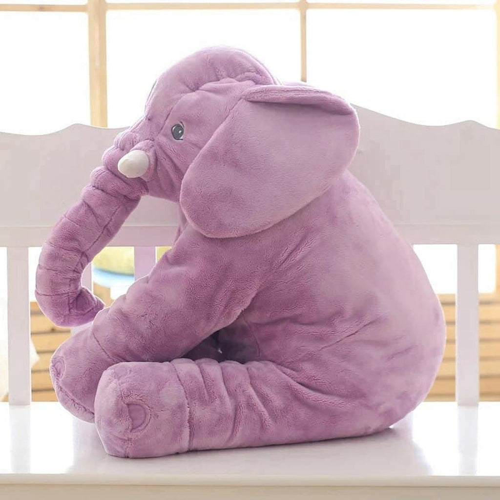 Peluche éléphant violette assise vue de trois quarts