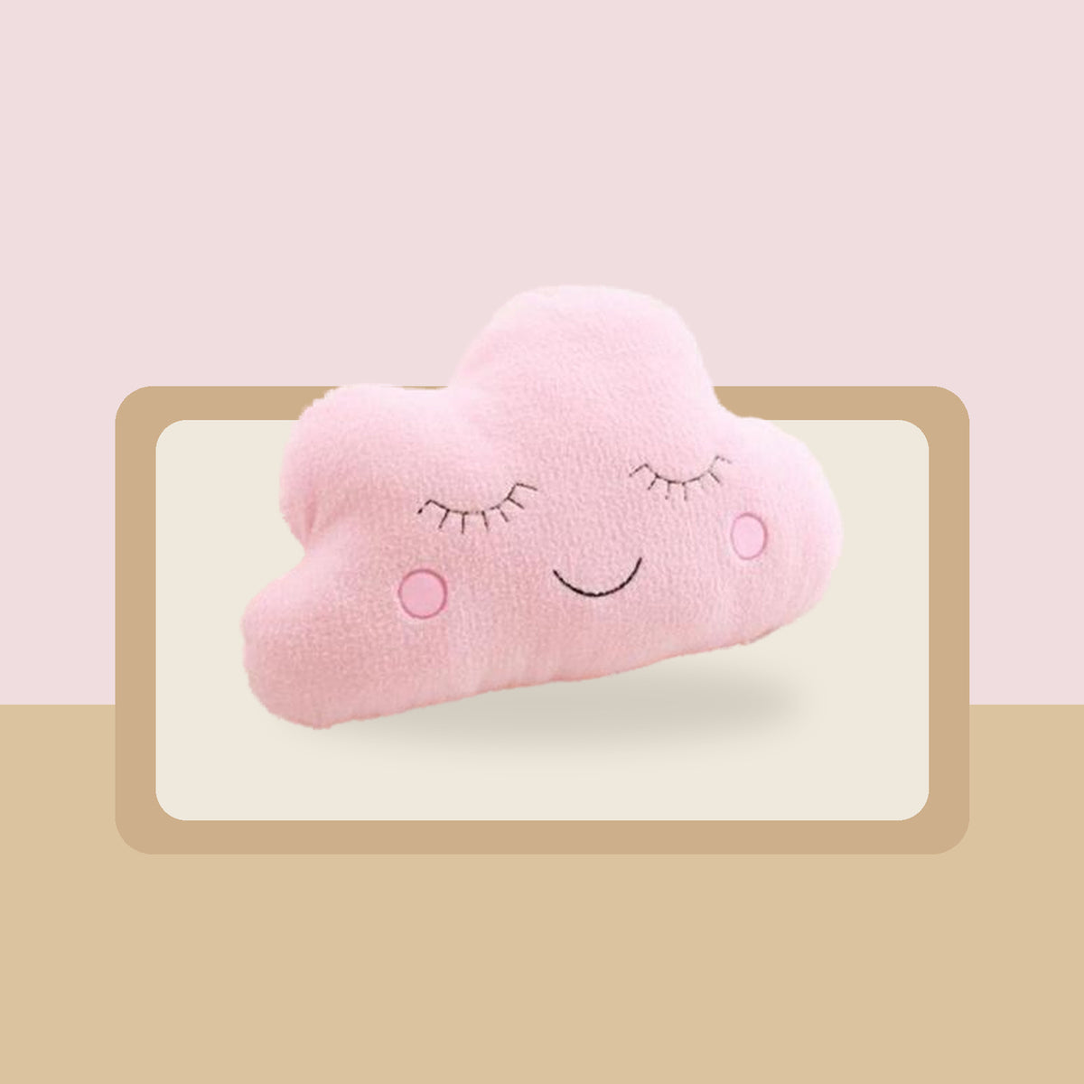 Peluche nuage rose posée dans un coin de chambre aux surfaces rose poudré et bois clair Image