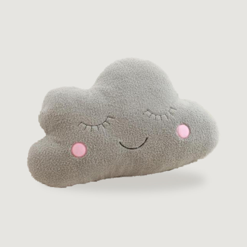 Peluche nuage grise avec yeux fermés, sourire noir et deux pommettes roses sur fond clair