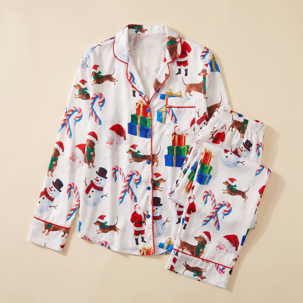 Haut et pantalon du pyjama de Noël femme à cadeaux et personnages sur fond uni