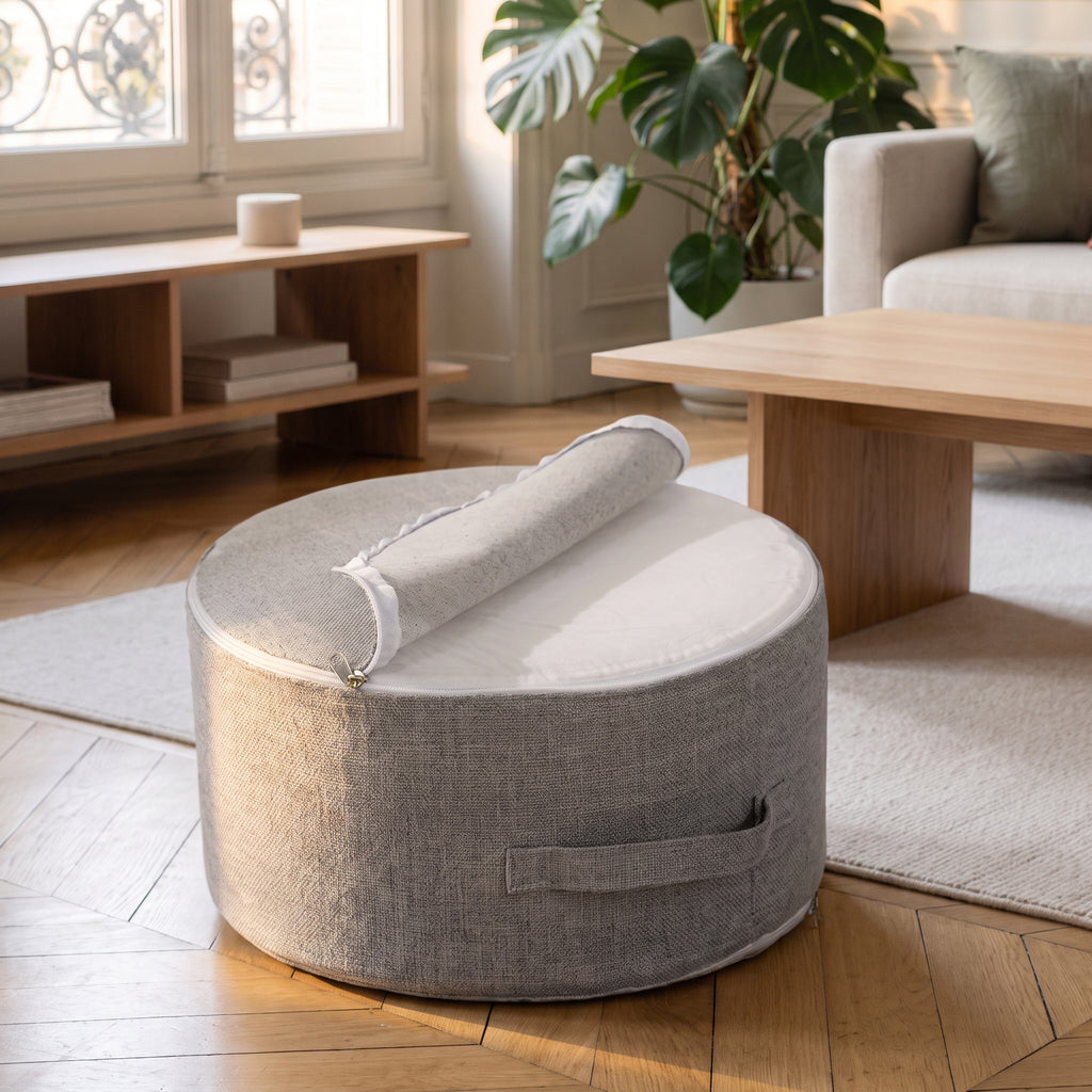 Gros plan du coussin de sol rond gris avec housse ouverte et fermeture visible