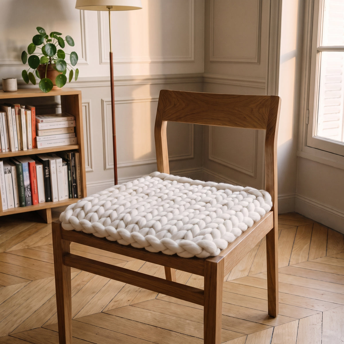 Le petit carré de maille géante posé sur l'assise d'une chaise
