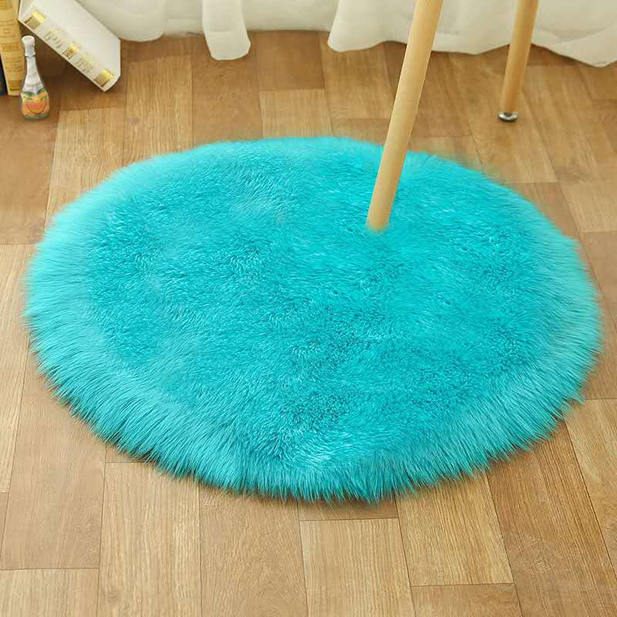Petit tapis rond bleu en petit format sous une chaise