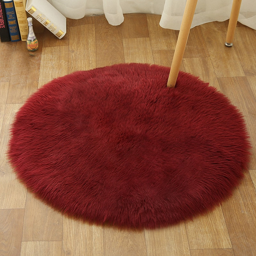 Petit tapis rond bordeaux en petit format sous une chaise