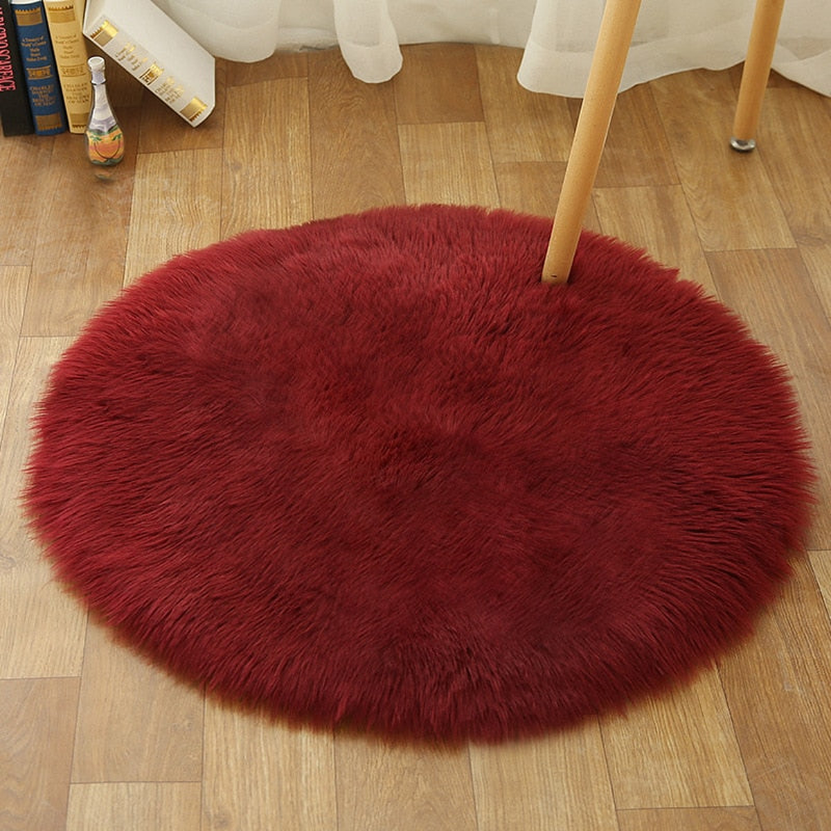 Petit tapis rond bordeaux en petit format sous une chaise