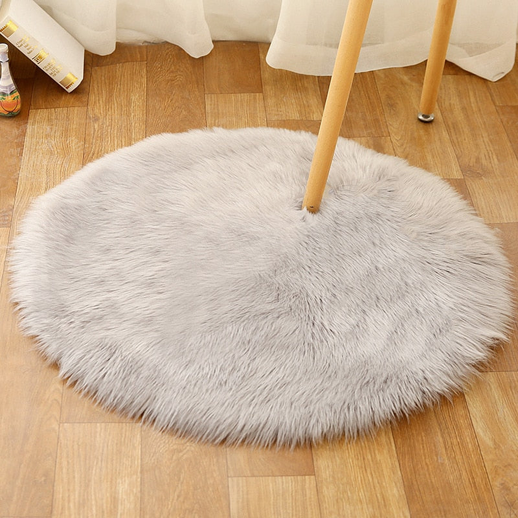 Petit tapis rond gris en petit format sous une chaise