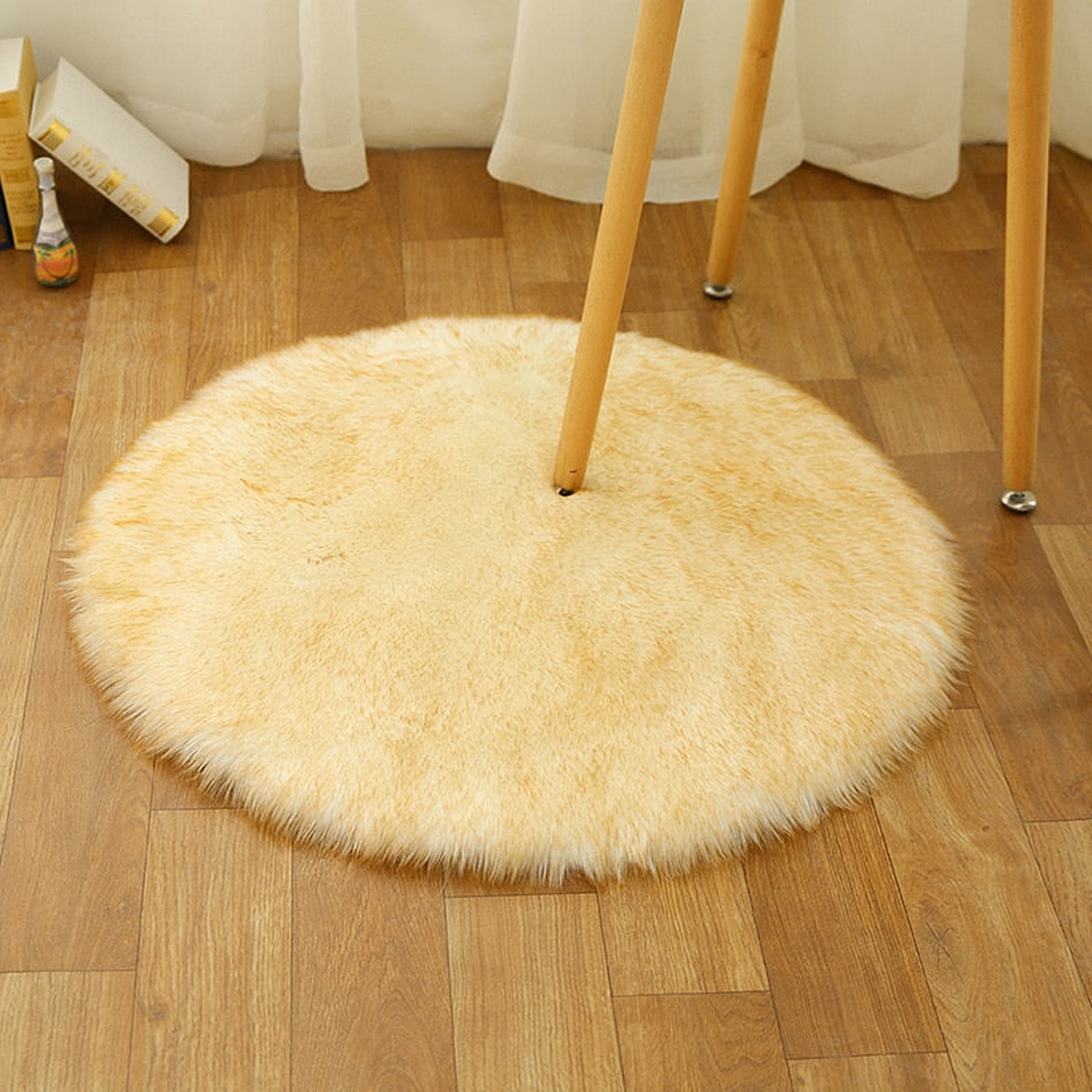 Petit tapis rond jaune en petit format sous une chaise