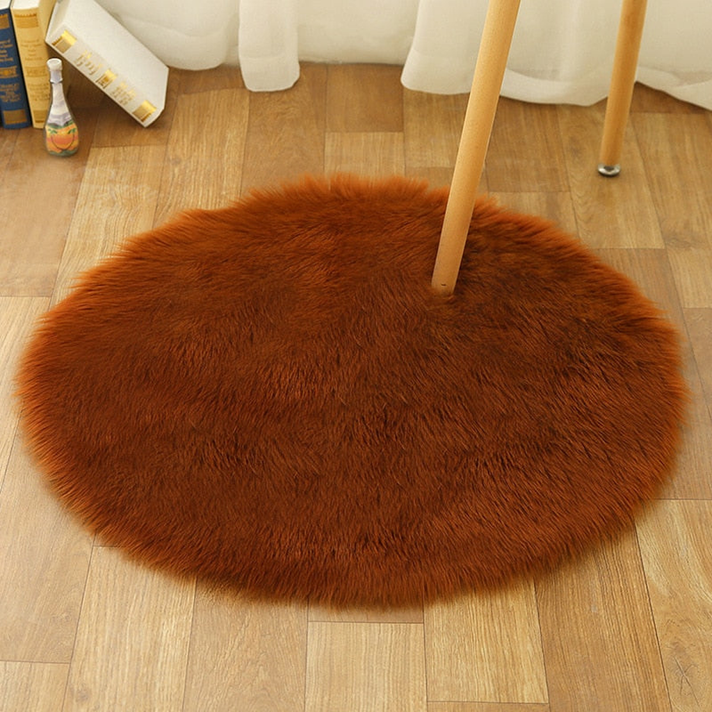 Petit tapis rond marron en petit format sous une chaise