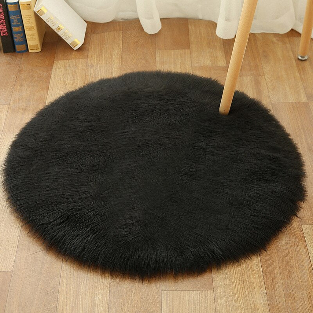 Petit tapis rond noir en petit format sous une chaise