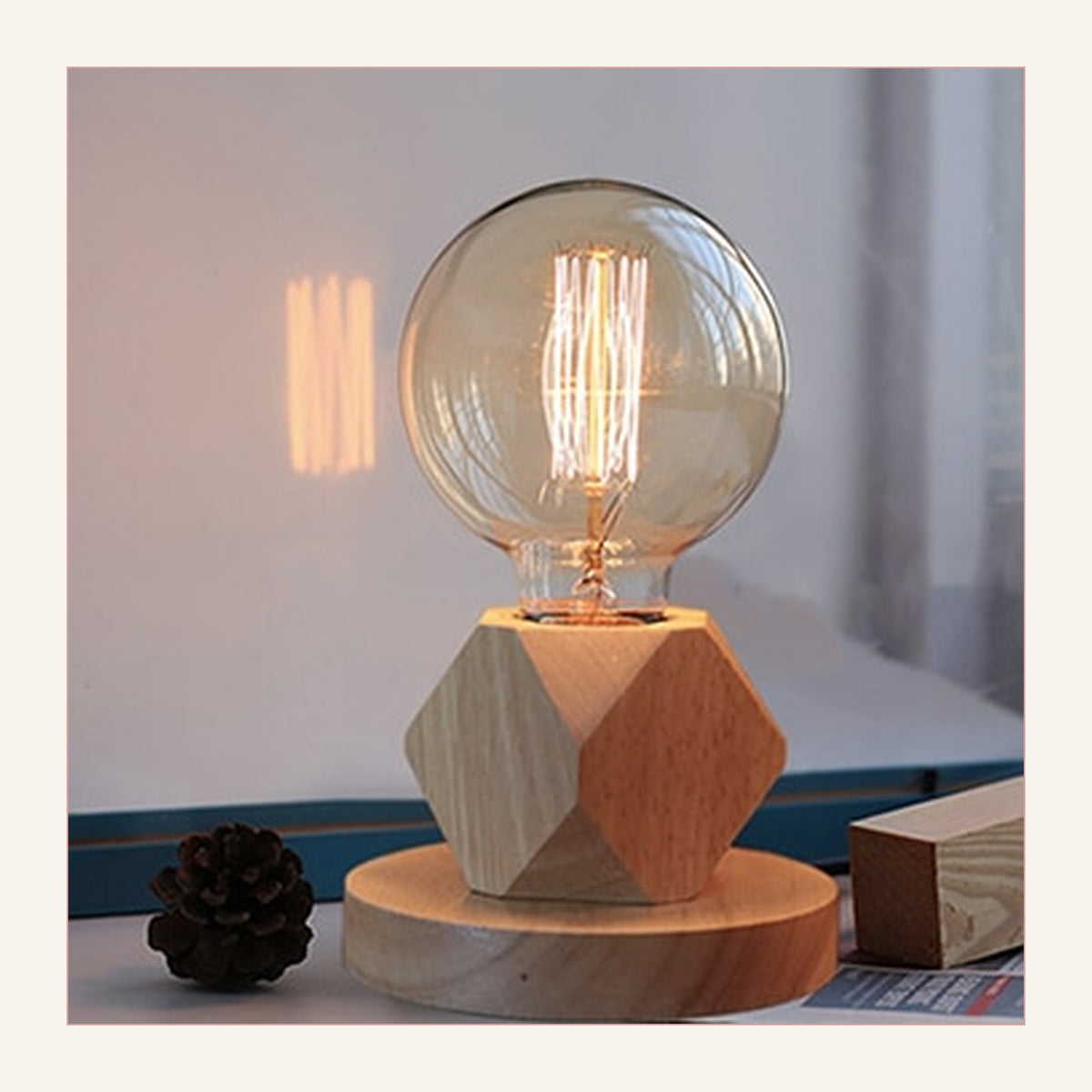 Lampe de table rétro modèle 1 à base facettée, allumée devant une fenêtre