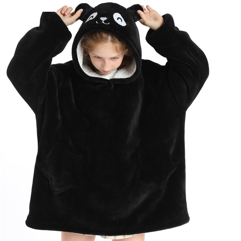 Plaid à capuche enfant panda noir, porté par une fillette, capuche à oreilles et poches en étoile