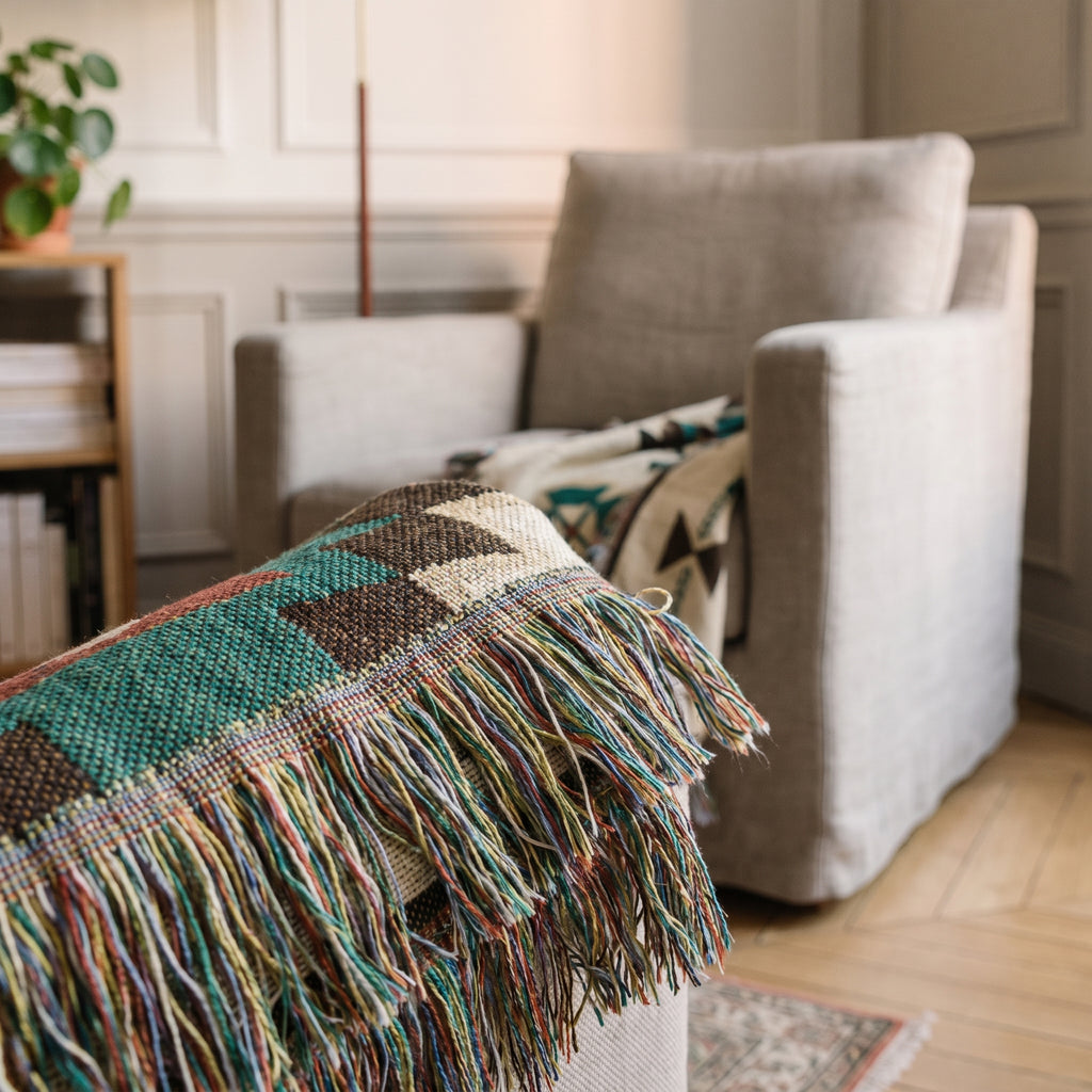 Détail des franges multicolores et du bord du plaid bohème