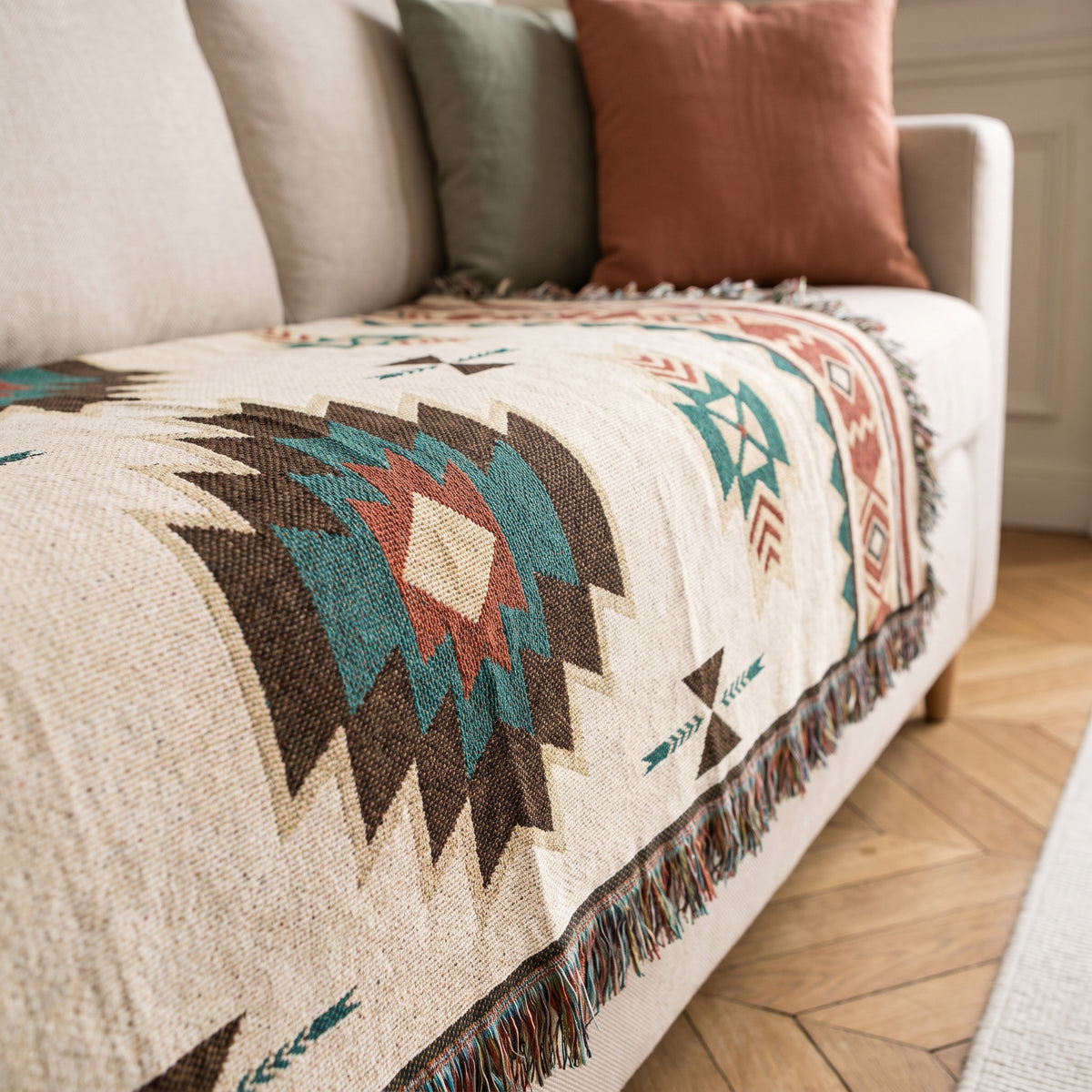 Gros plan sur le motif géométrique coloré du plaid bohème