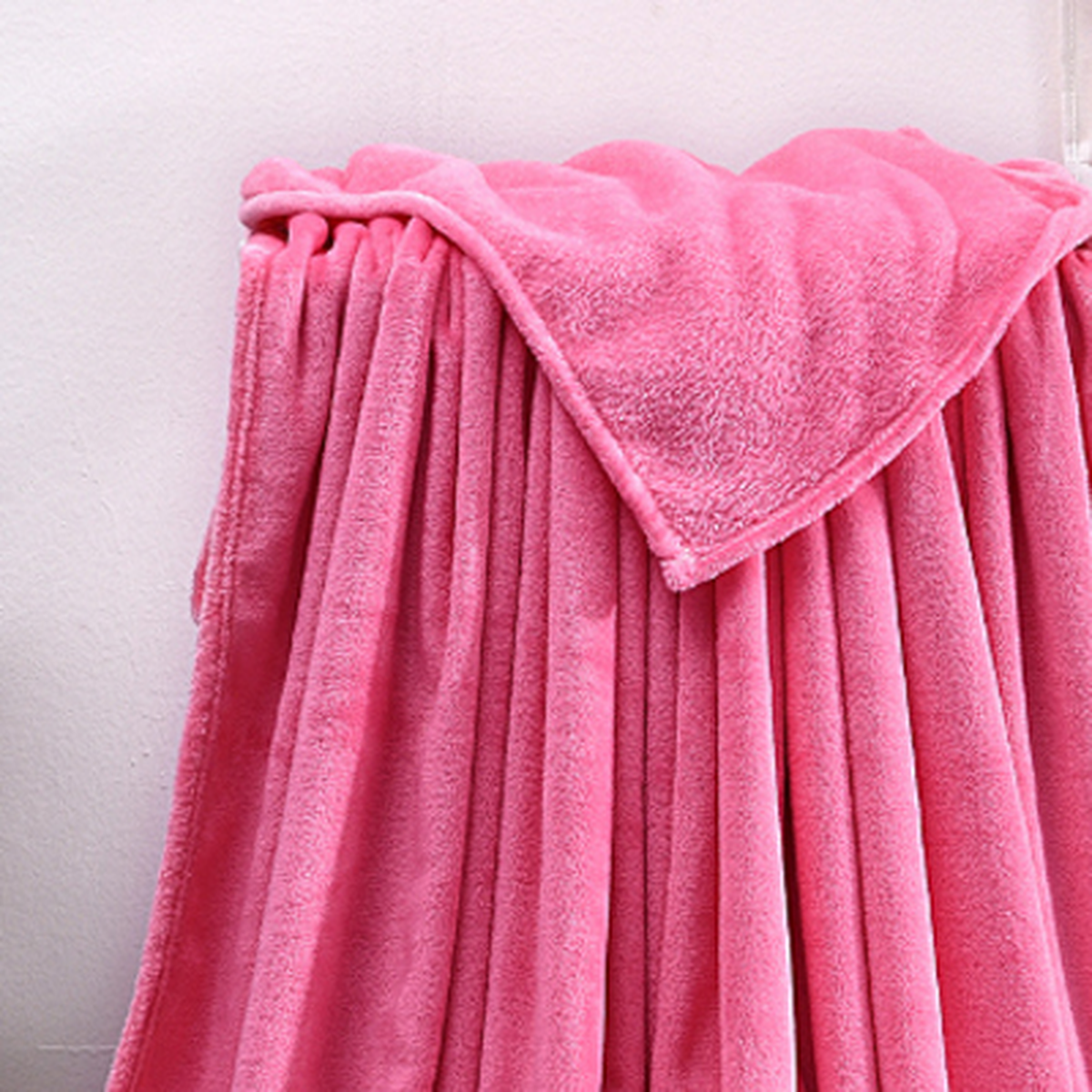 Plaid couverture rose pastèque en détail rapproché